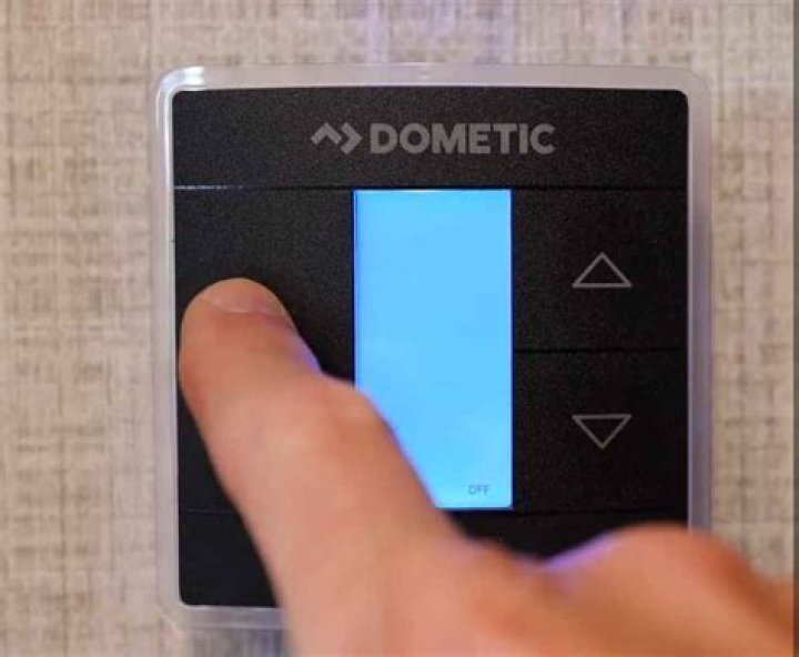 How do I reset my Dometic AC thermostat?