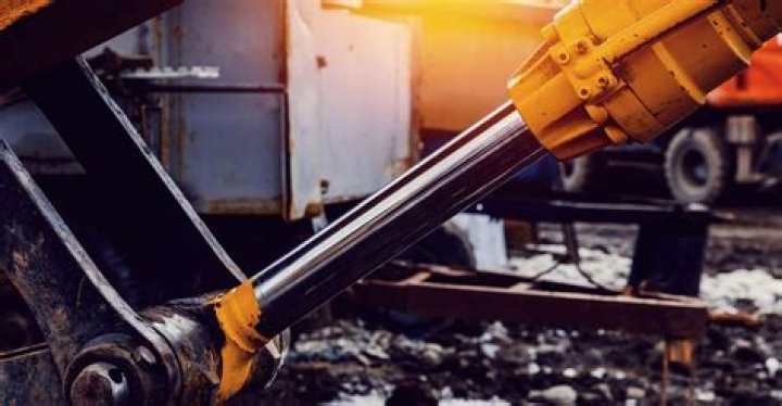 How do you fix a leaking hydraulic cylinder?