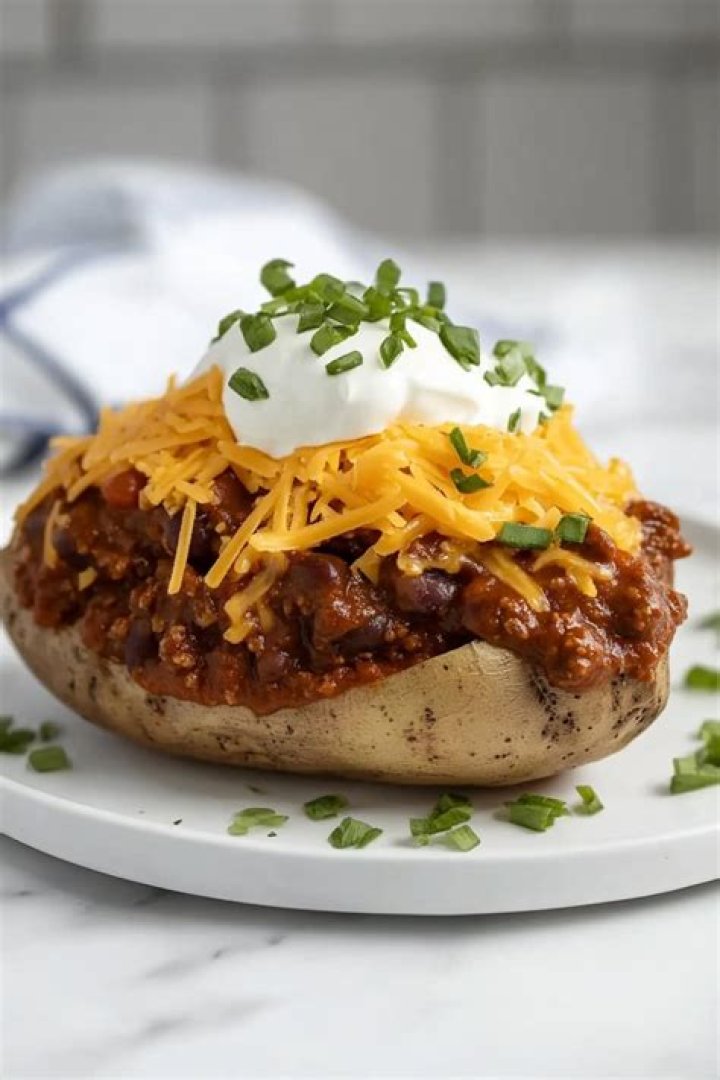 How do you make baked potatoes with chili?
