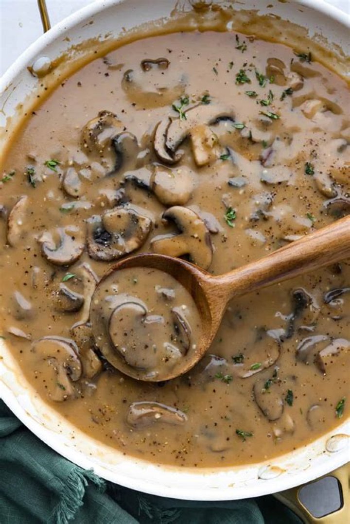 How do you make brown mushroom gravy from scratch?
