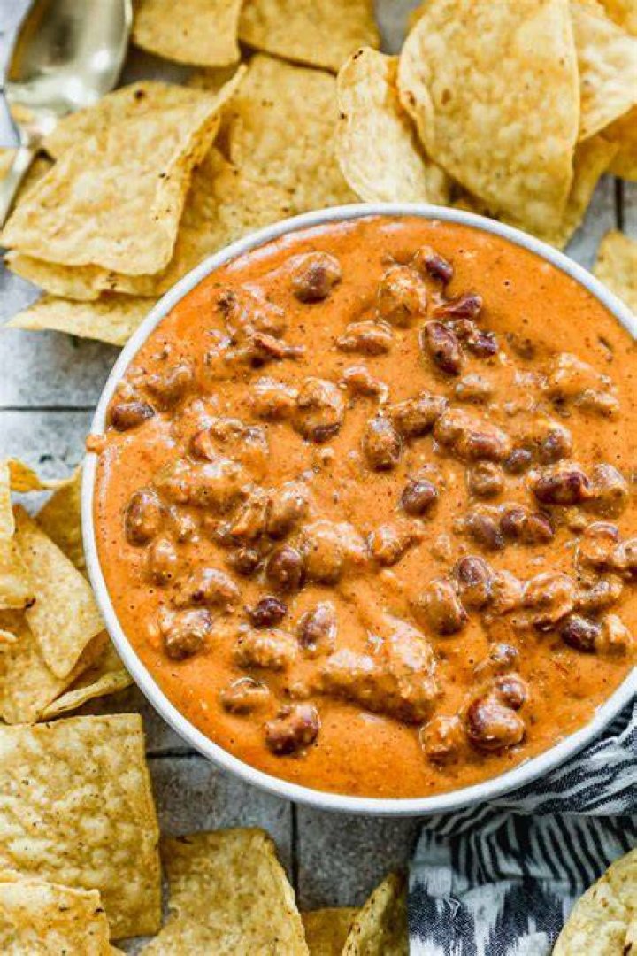 How do you make cheesy dip for chili?