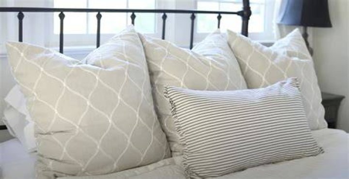 How do you prop someone up in bed with pillows?