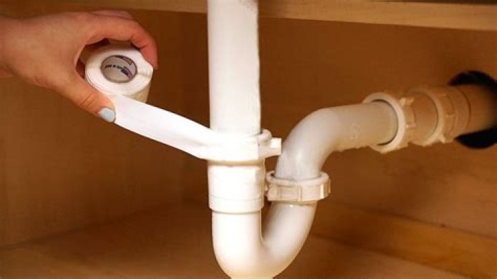 How do you temporarily fix a water pipe?