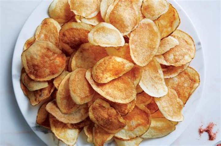 How much oil is in potato chips?