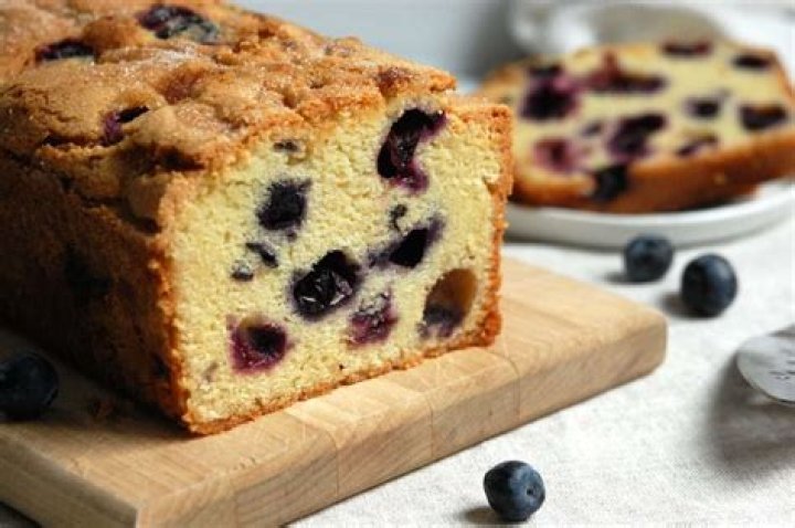How to make a pound cake with blueberries?