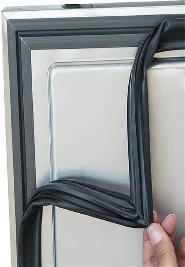 Is the Norcold 900 door hinge pin Universal?