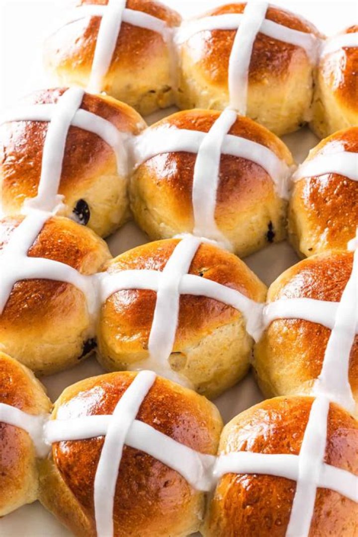 What do you put in hot cross buns?