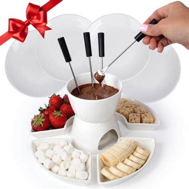 What does a fondue set consist of?