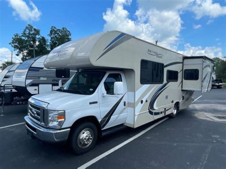 What does a Thor Motor Coach freedom elite do?