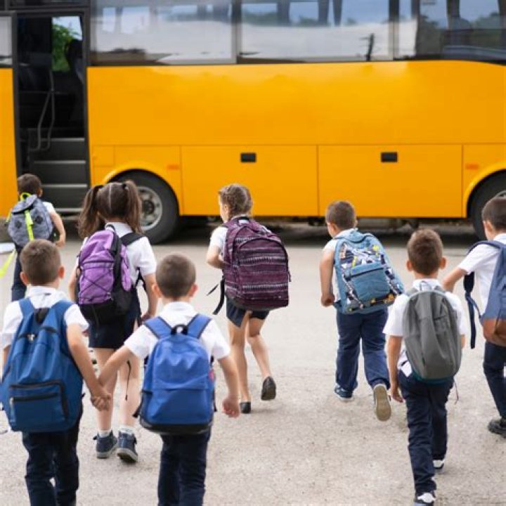 What is a typical school day in Spain